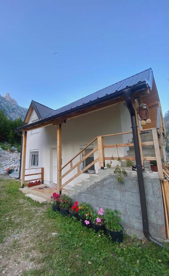 Guesthouse Gezim Selimaj Valbona Exteriör bild